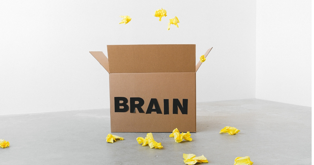 段ボールにBRAINNと書かれた文字、箱の中から黄色い紙が飛び出している