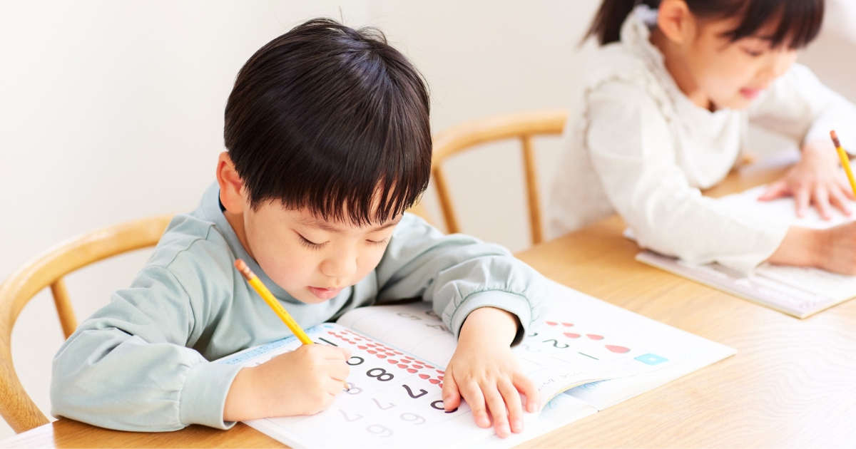 ノートに鉛筆で文字を書く子ども。視覚と手の動きを協応させながら書字に取り組む様子