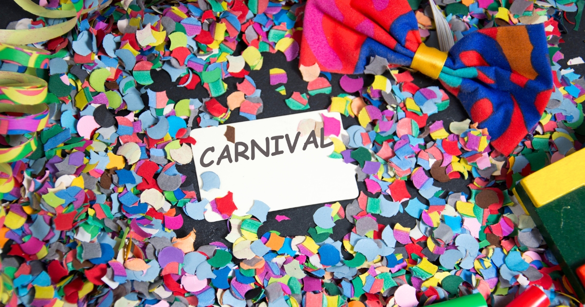 カラフルな大量の紙吹雪や蝶ネクタイと一緒に、「CARNIVAL」と書かれた白いカードが置かれている様子