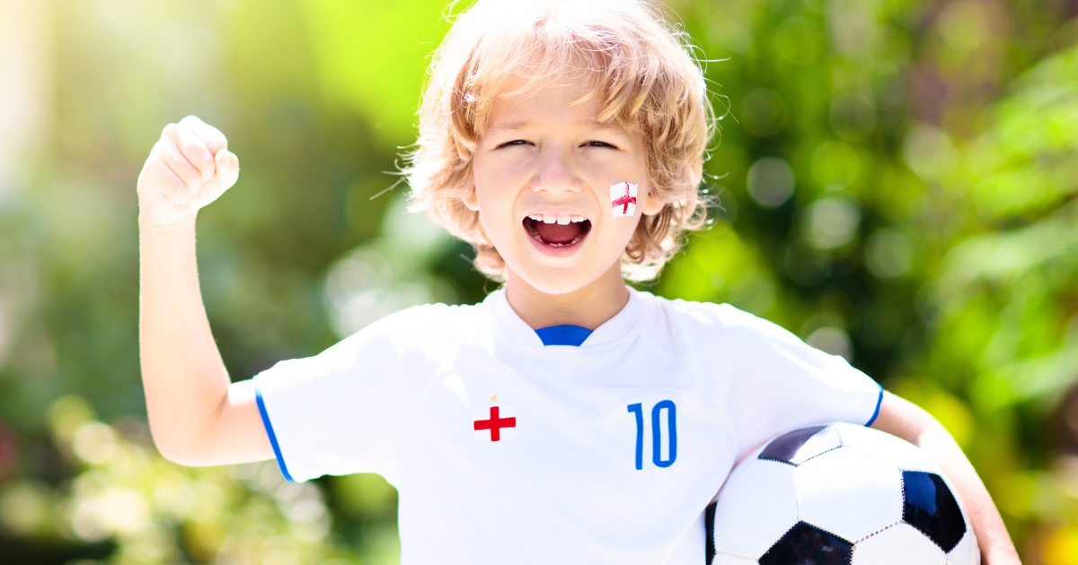 イングランド国旗のサッカーユニフォームを着る少年