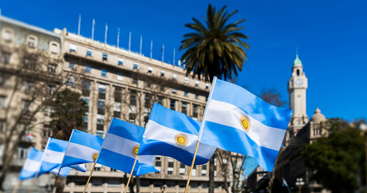 アルゼンチン国旗が複数なびいているようす