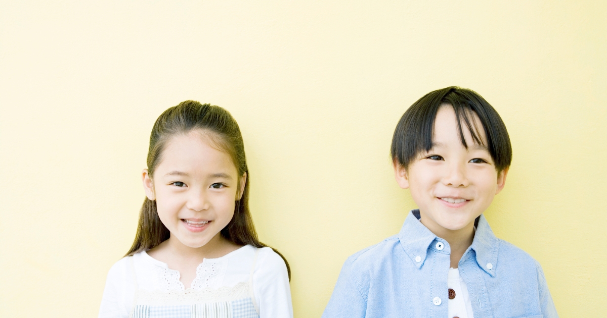笑顔で並ぶ男の子と女んおこ
