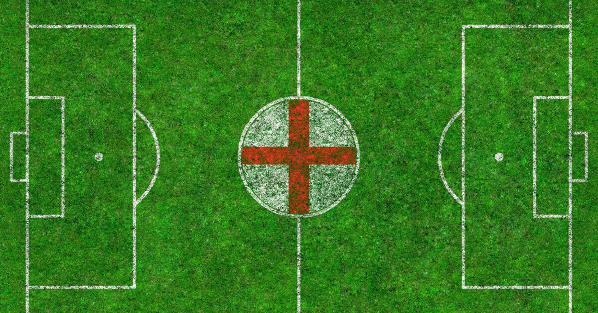 サッカー場のまんなかにイングランドの国旗のイメージ
