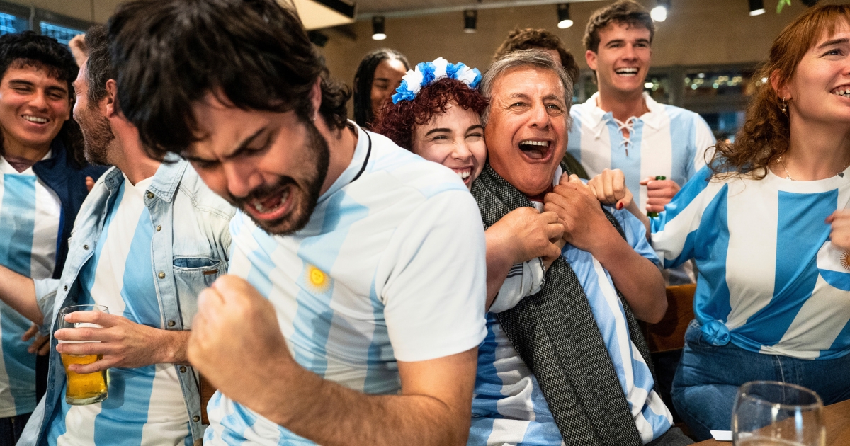 アルゼンチン代表のユニフォームを着て喜ぶ人々