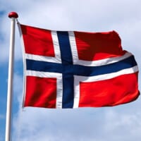 ノルウェーの国旗が揺れている様子