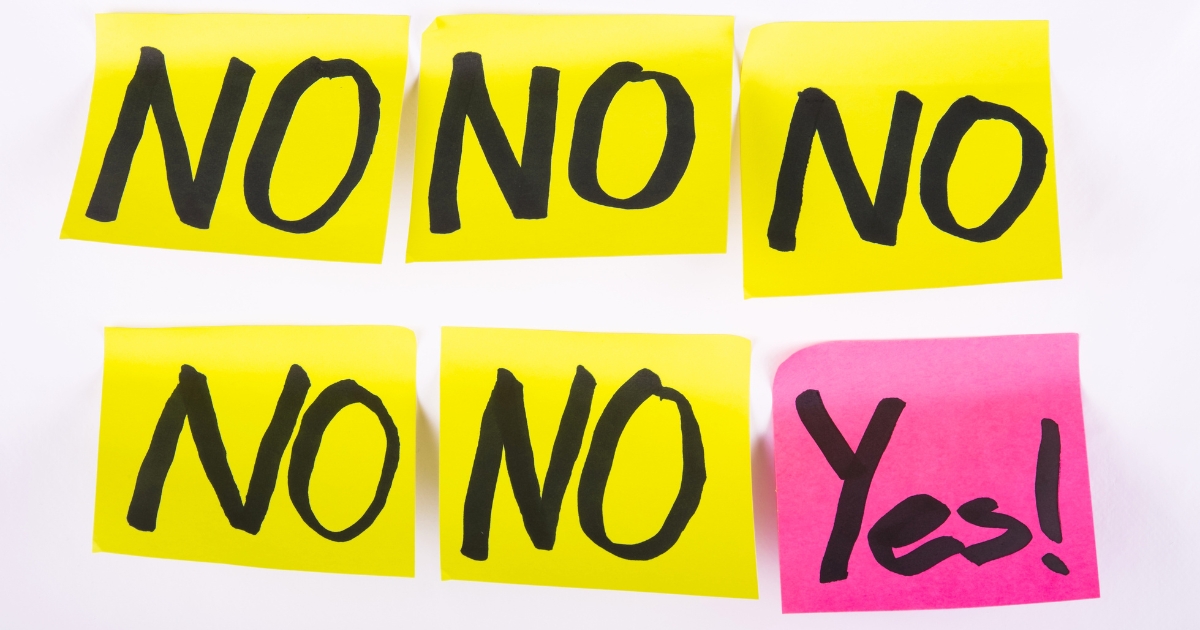 「NO」と書かれた5枚の黄色い付箋と、「Yes!」と書かれた1枚のピンク色の付箋