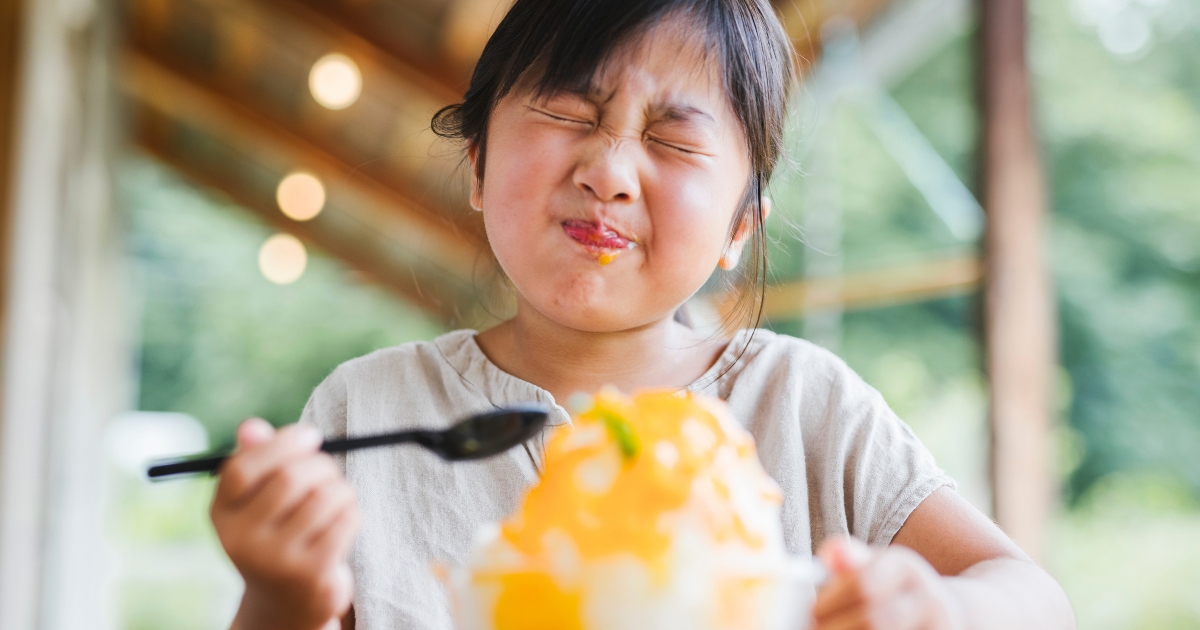 かき氷で頭がキーンとなるのはなぜ？ 子どもが痛がったときの対処法と、痛くなりにくい食べ方