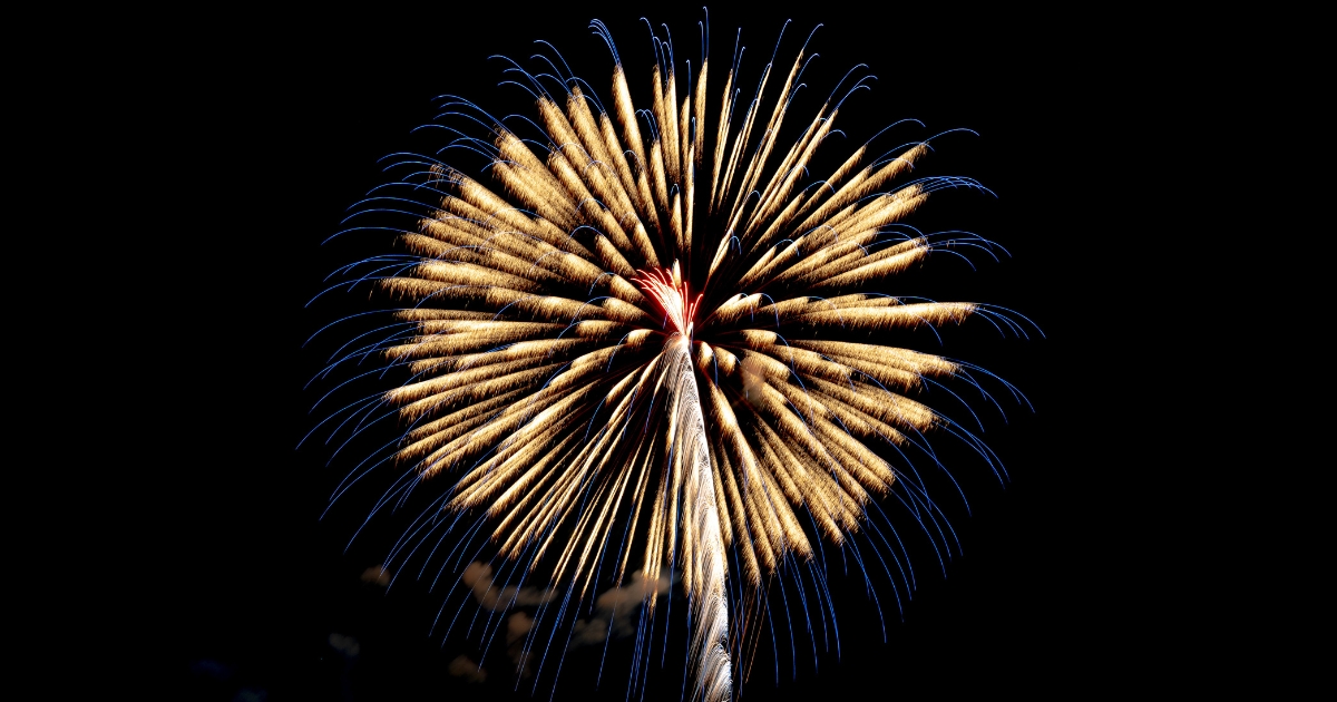 夜空に打ち上がる花火