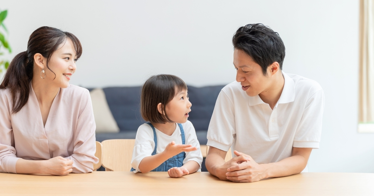 親子３人でリビングで並んでいる様子