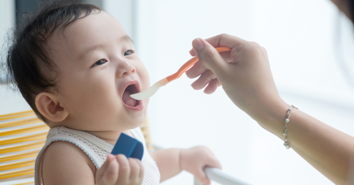 一度吐き出しても苦手と決めつけず何度か出会わせることの大切さを表す食卓のイメージ