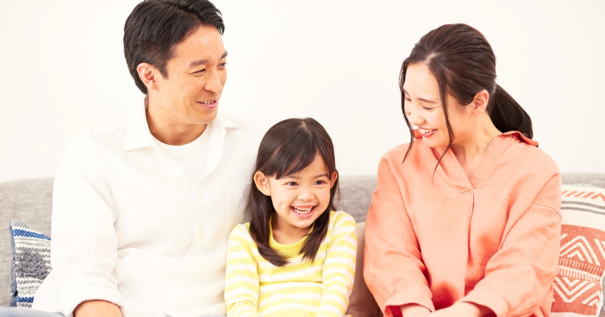 家族３人でソファで微笑む様子