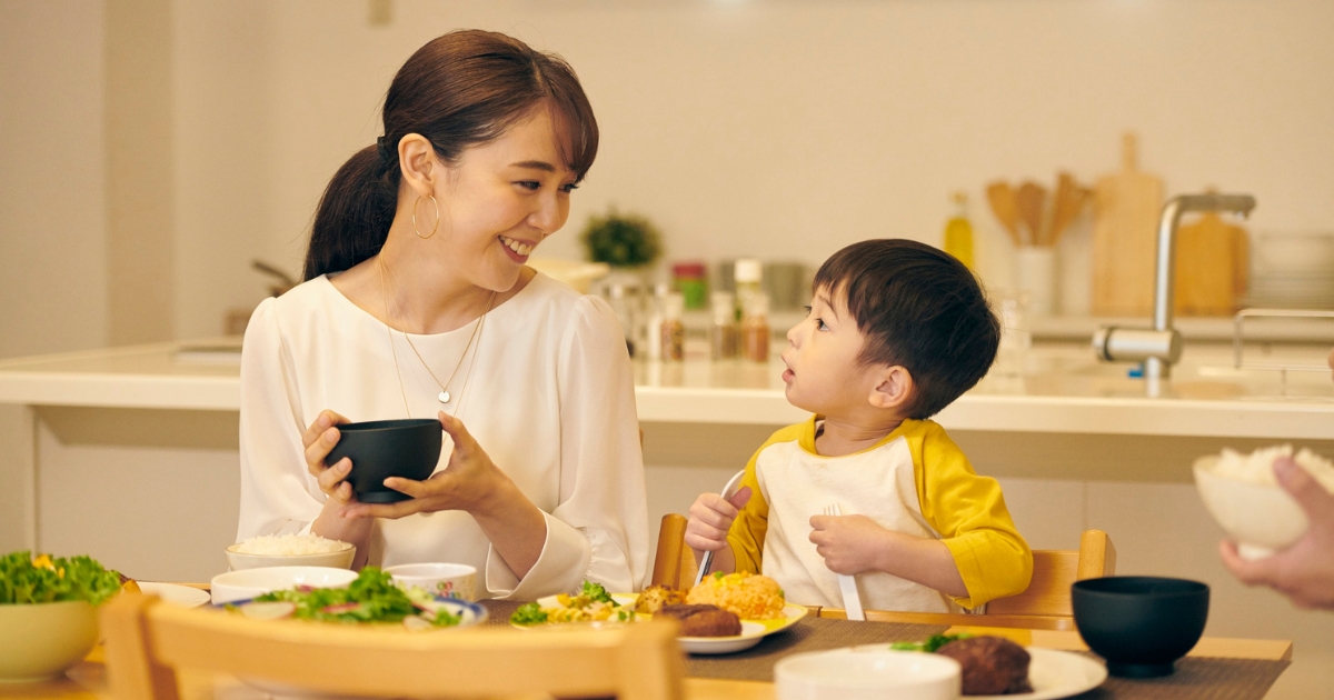テレビやスマホの刺激をオフにして食事に注意を向ける親子の食卓のイメージ
