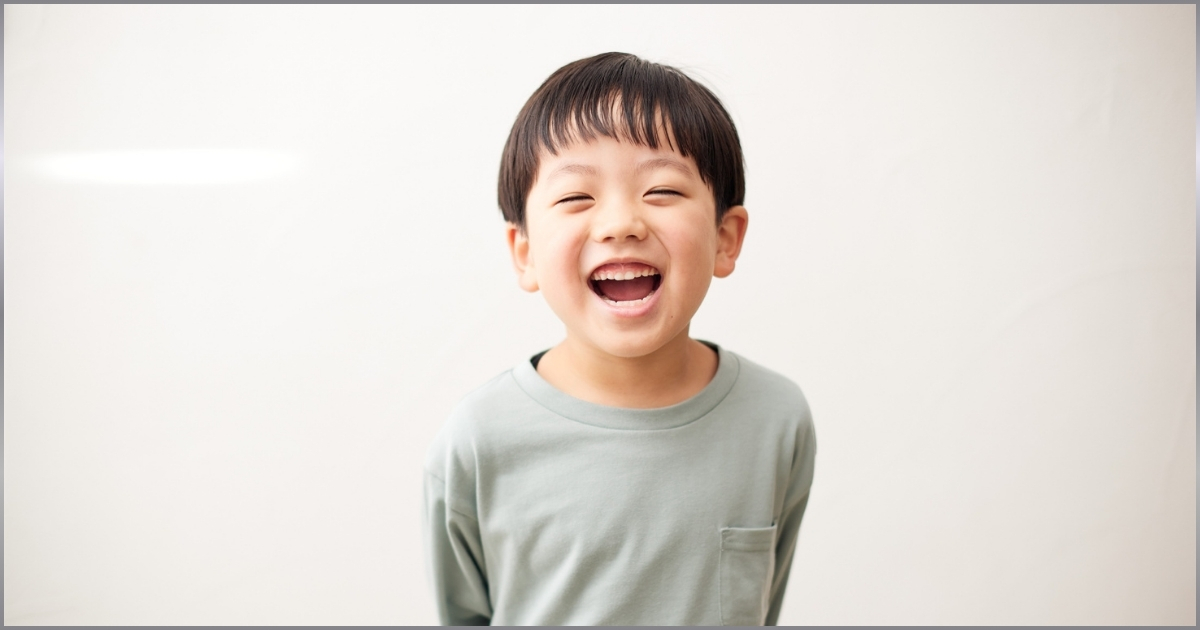 親と子が一緒に食卓を囲む時間の大切さを表す家族の食事のイメージ