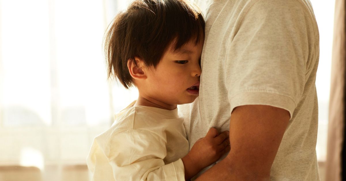 親を抱きしめる子ども