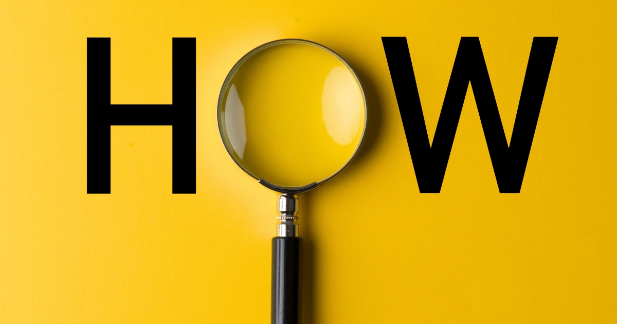 黄色い背景に虫眼鏡が置かれ、「HOW」の文字が大きく配置された画像