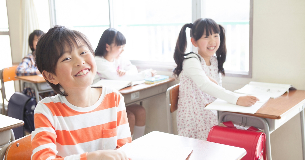 教室にいる小学生