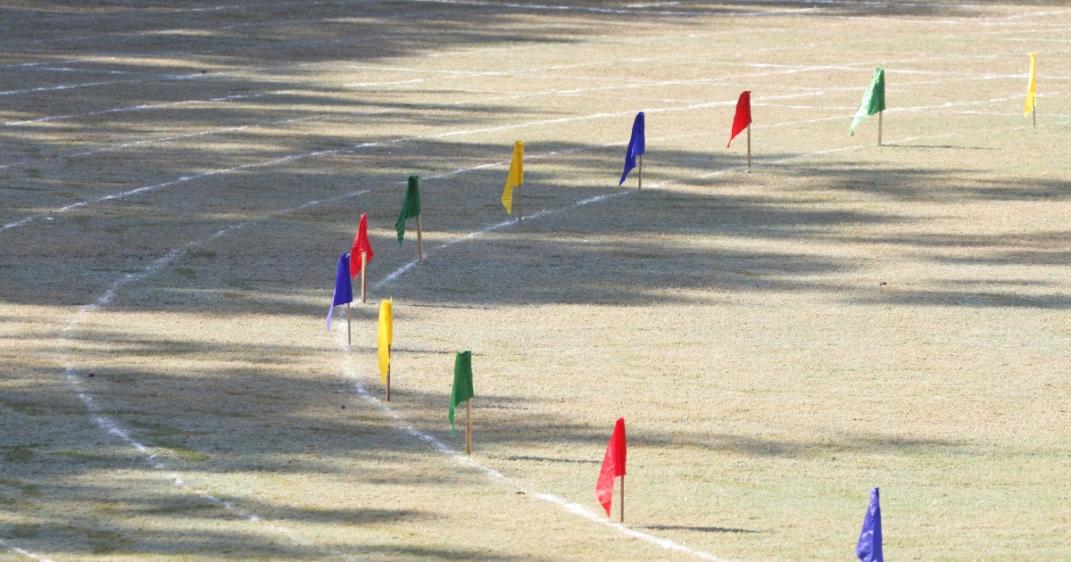 運動場の様子。カーブのラインに複数の旗がささっている。