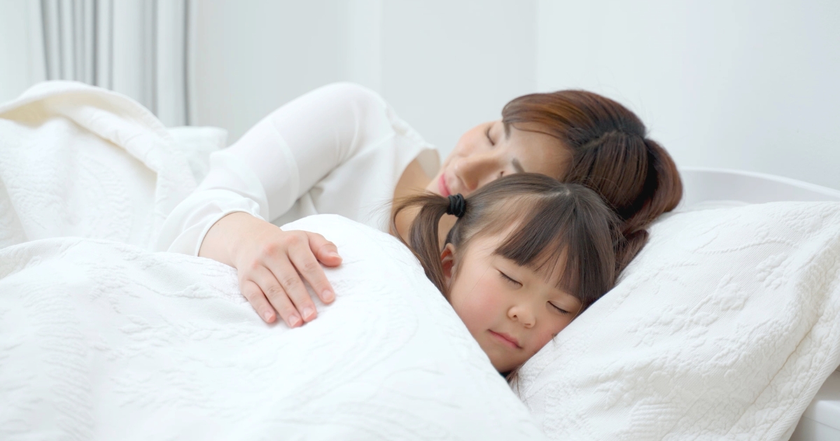 親子でベットで寝ている様子