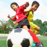 こども二人がサッカーをしている様子。