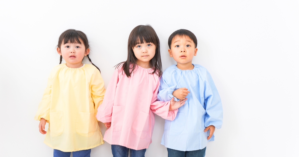 3人の園児が正面を向いて並んでいる様子