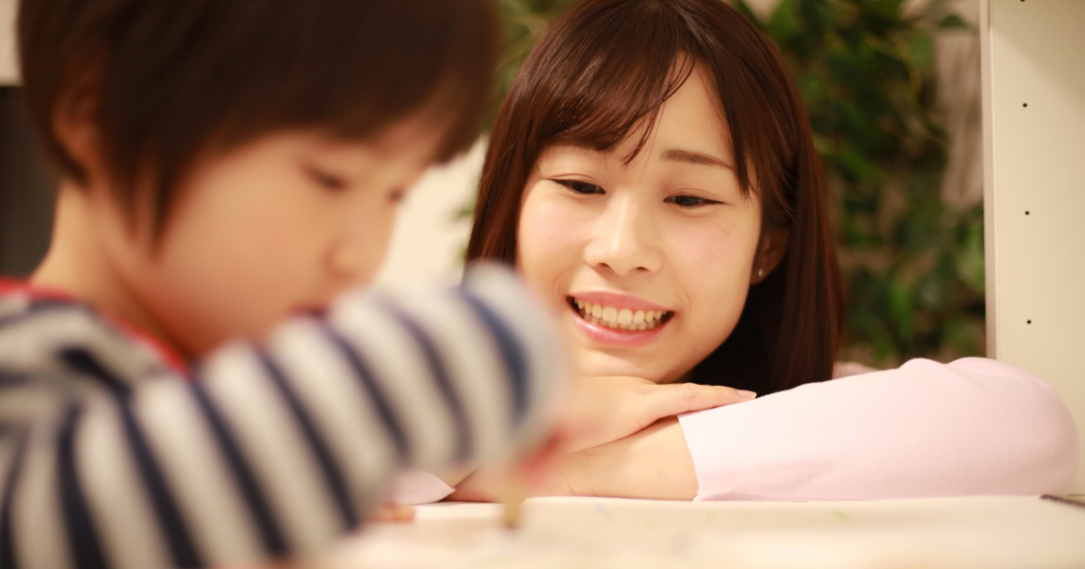 こどもを見守る母親