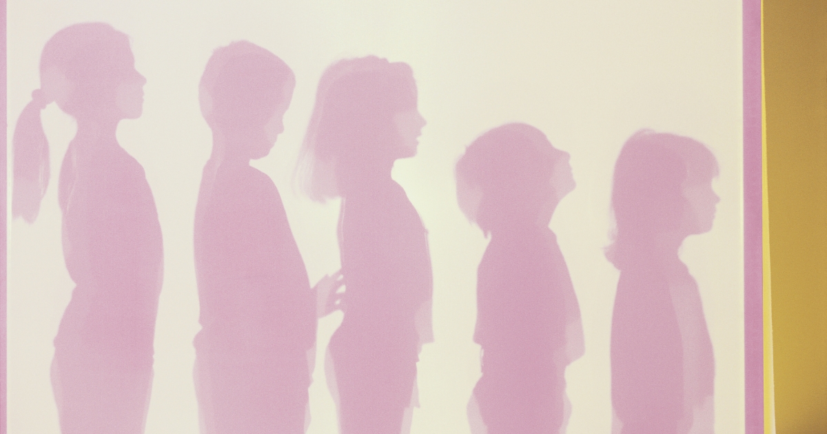 こどもたち5人の身長のシルエット。右から左に背が大きい順に並んでいる様子。