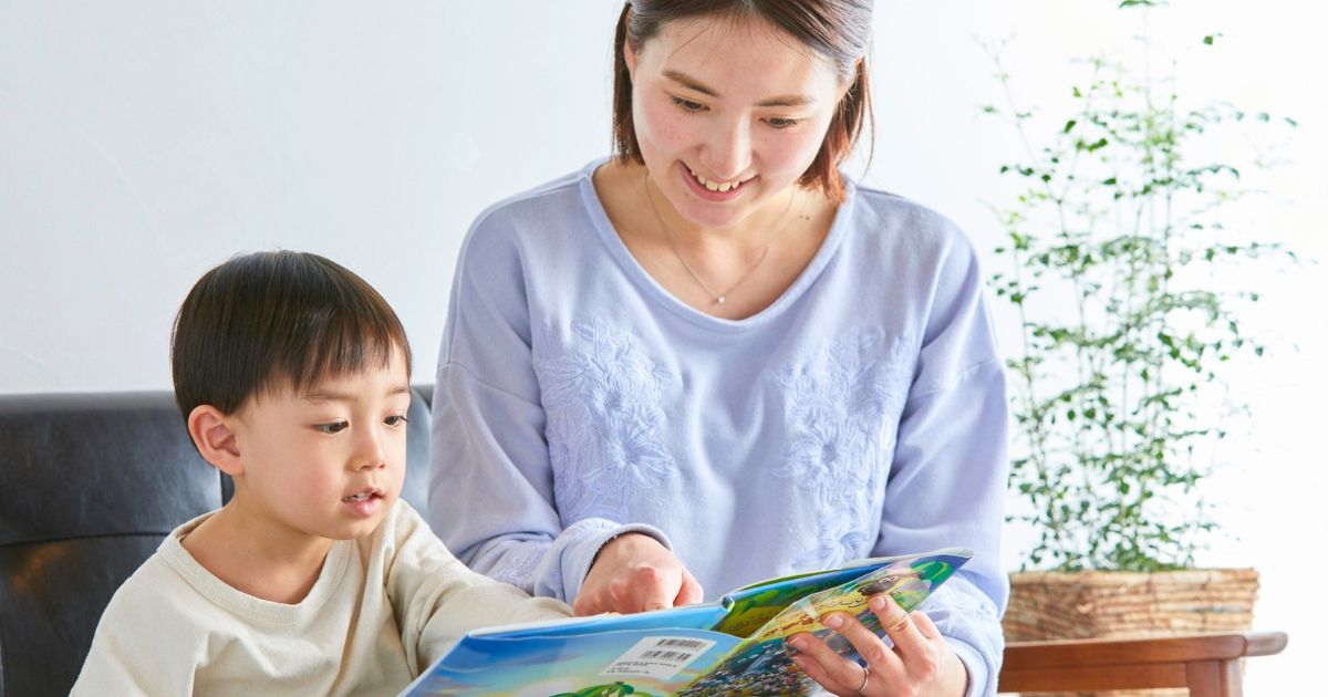 読書週間に考えたい「読み聞かせ」と「ひとり読み」の切り替え時期｜発達段階別・本との付き合い方ロードマップ
