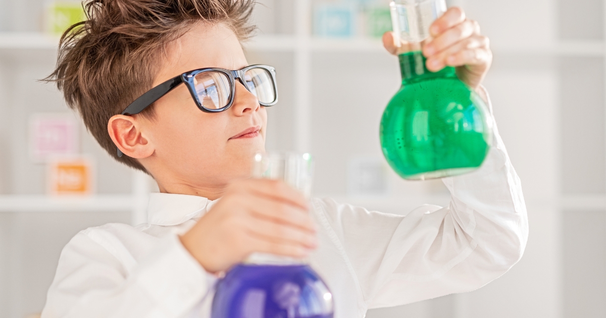 子どもが科学の実験をしている様子