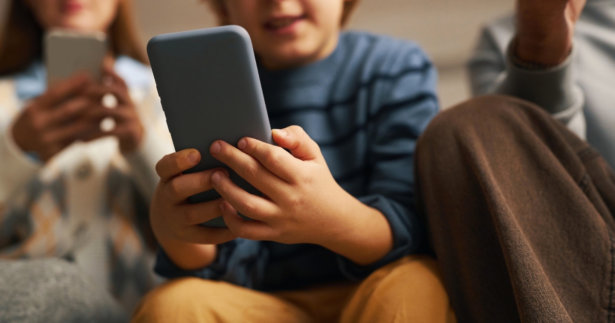 子どもの携帯電話はいつから？「正解の年齢」がない理由と、わが家のタイミングの見つけ方
