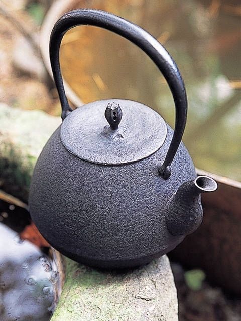 盛岡南部鉄器　茶釜 Amazon.co.jp: 南部鉄器 茶釜 茶器 高さ 約13センチ : ホーム