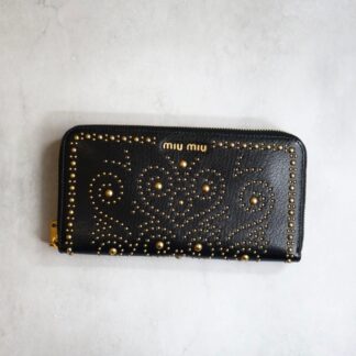 miu miu ミュウミュウ / スタッズジップアラウンドウォレット