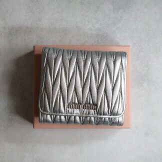 miu miu ミュウミュウ / マテラッセトリフォールドウォレット