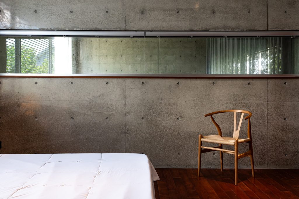 Bedroom with a ribbon window