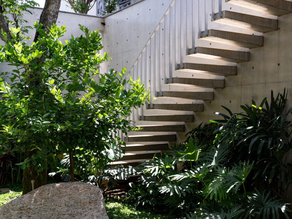 Cantilevered concrete stair over the garden
