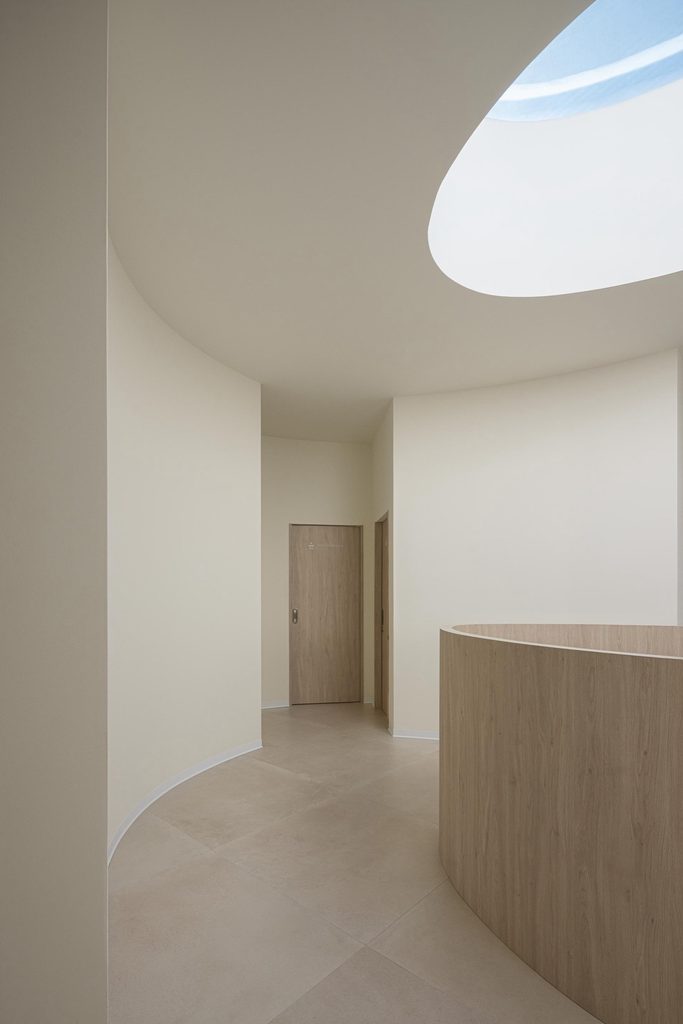 Upper circulation space beneath an oval skylight