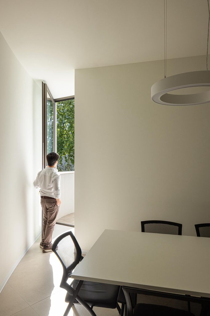 Meeting room opening onto a small terrace
