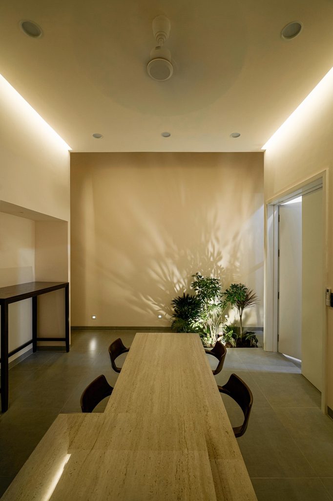Dining table on axis with the planted lightwell