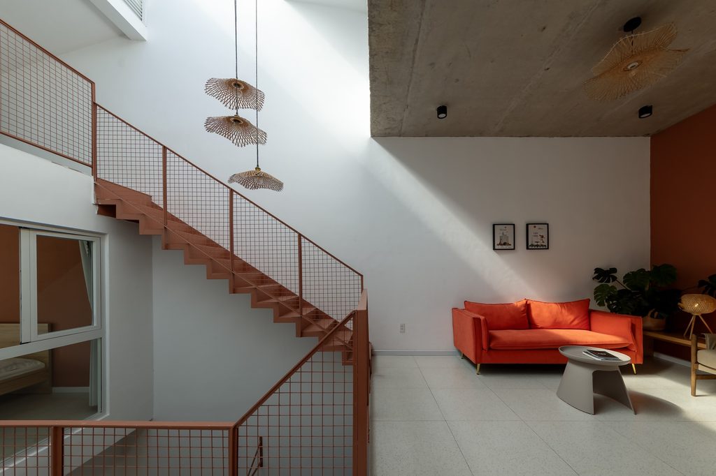 Upper sitting room beside the rust-coloured stair