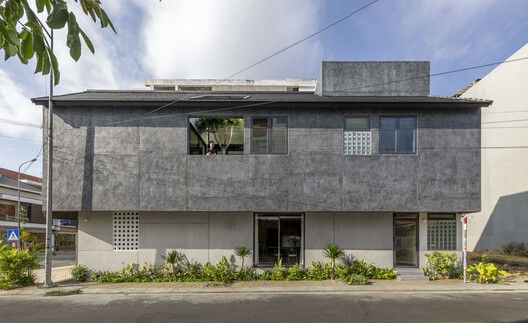 Long street facade with controlled windows and ventilation openings