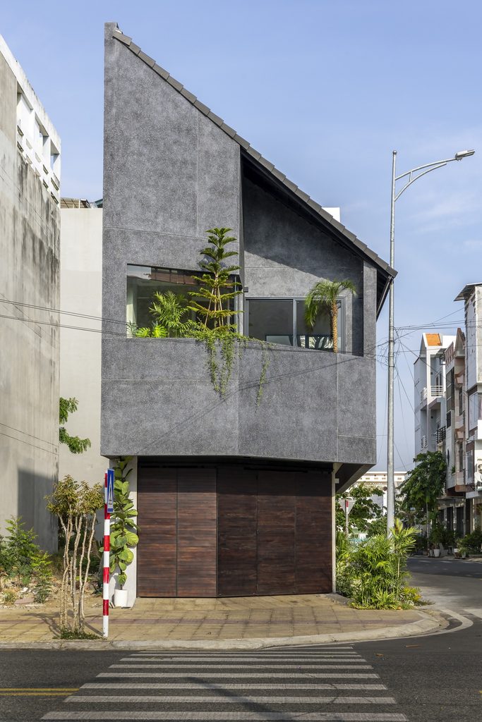 Recessed balcony above the entrance garage