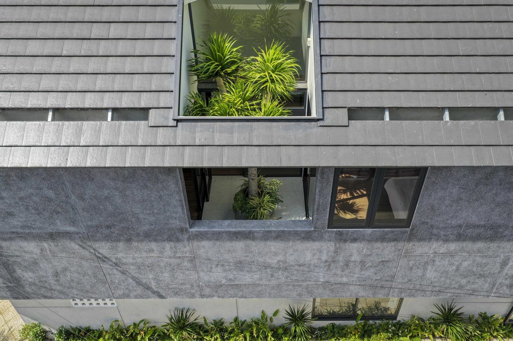 Roof opening with greenery above the street-facing windows