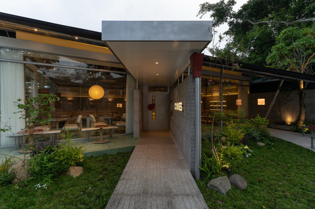 Brick-walled passage between garden and café