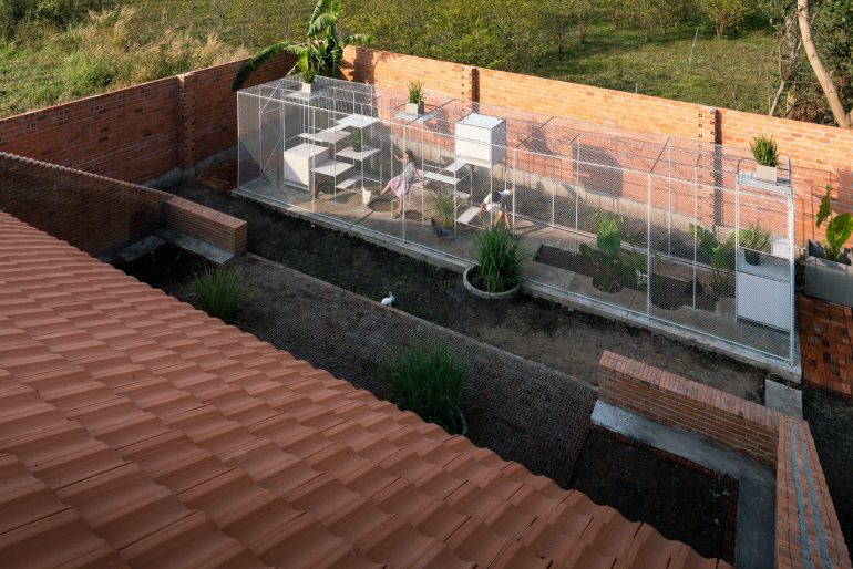 CHICKEN HOUSE