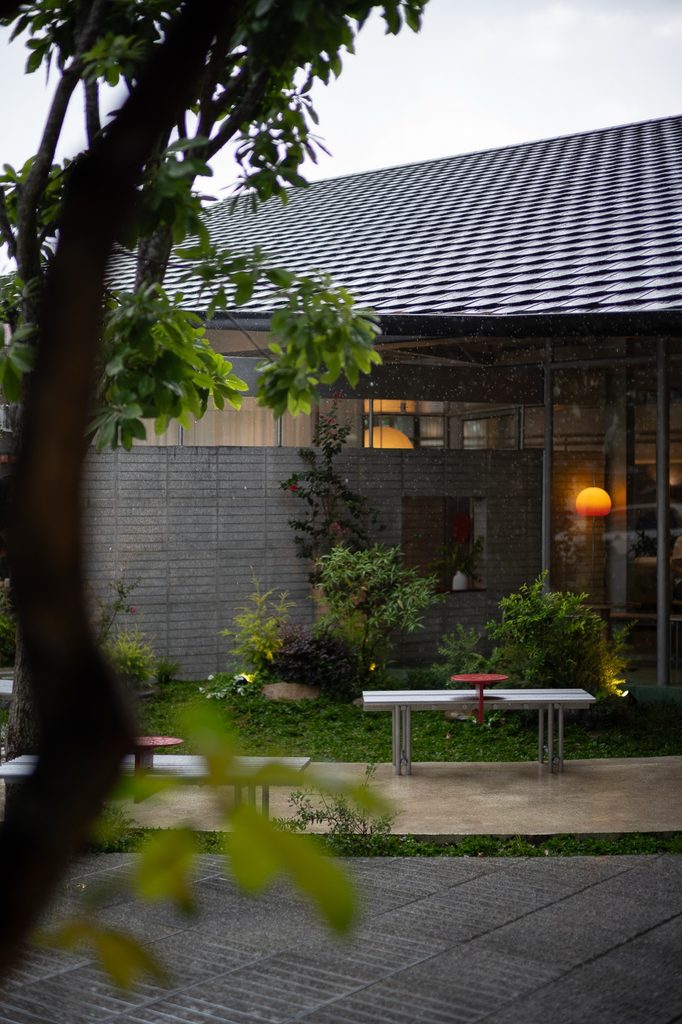 Tree trunk and garden seating by the roof edge