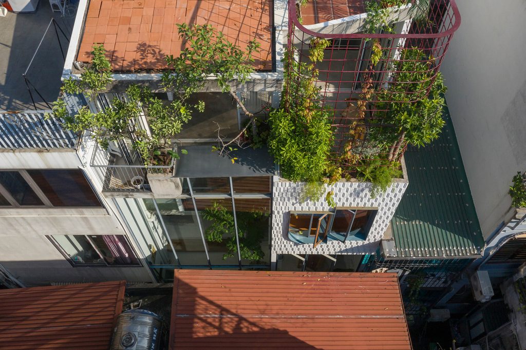Aerial view of the narrow house and adjacent rooftops