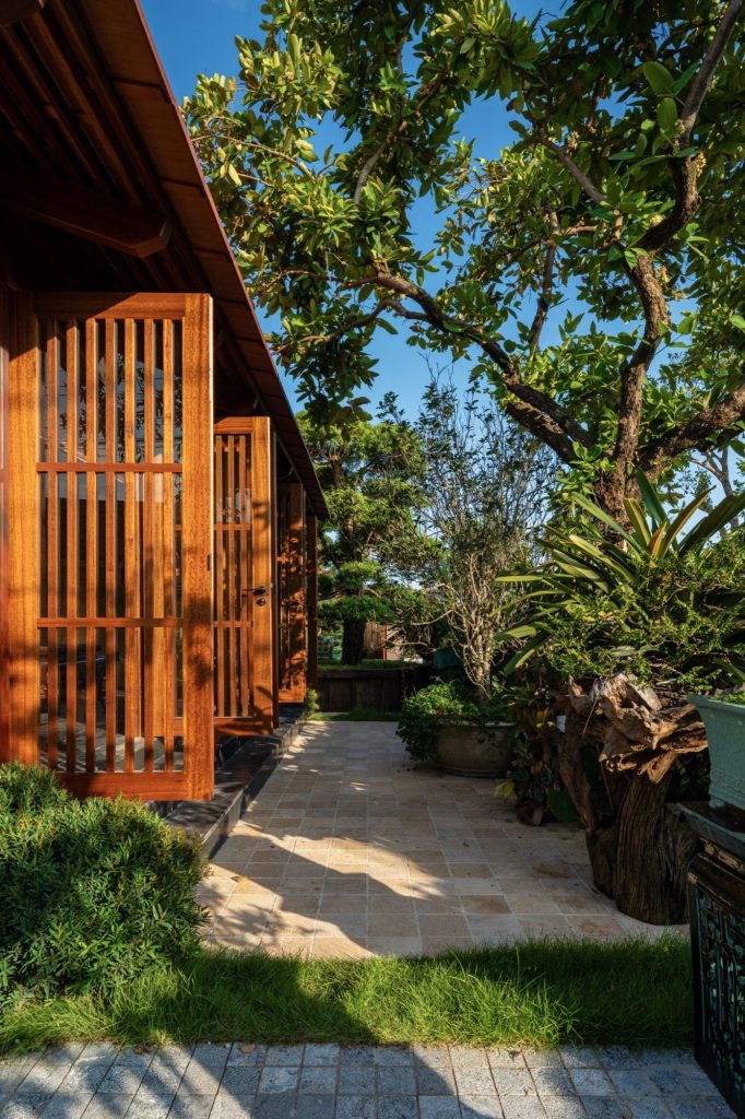 Garden walkway beside a timber screen and trees