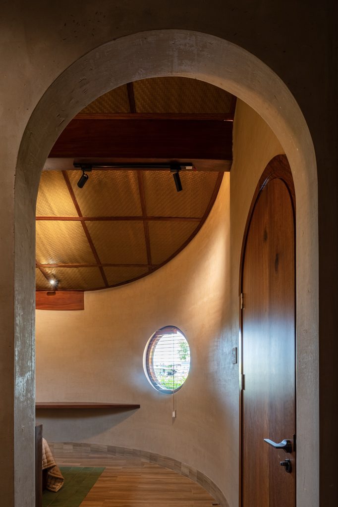 Curved doorway between bathroom spaces