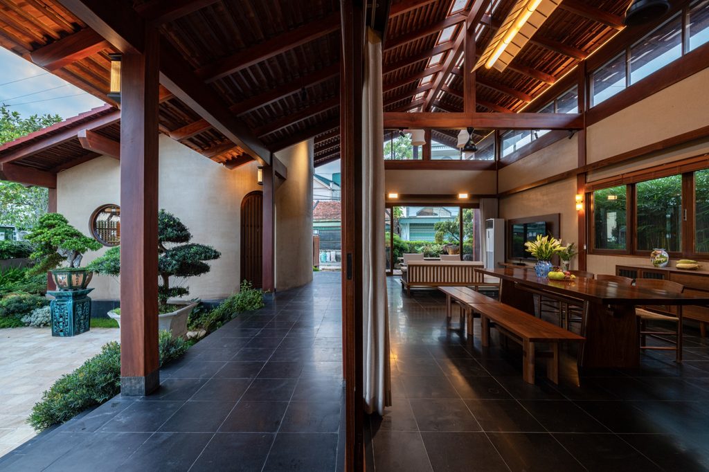 Covered veranda connecting the house wings