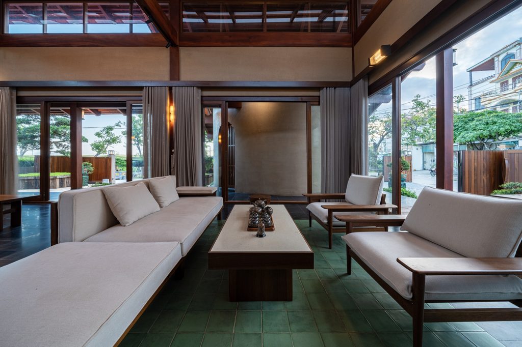 Living room opening onto the courtyard