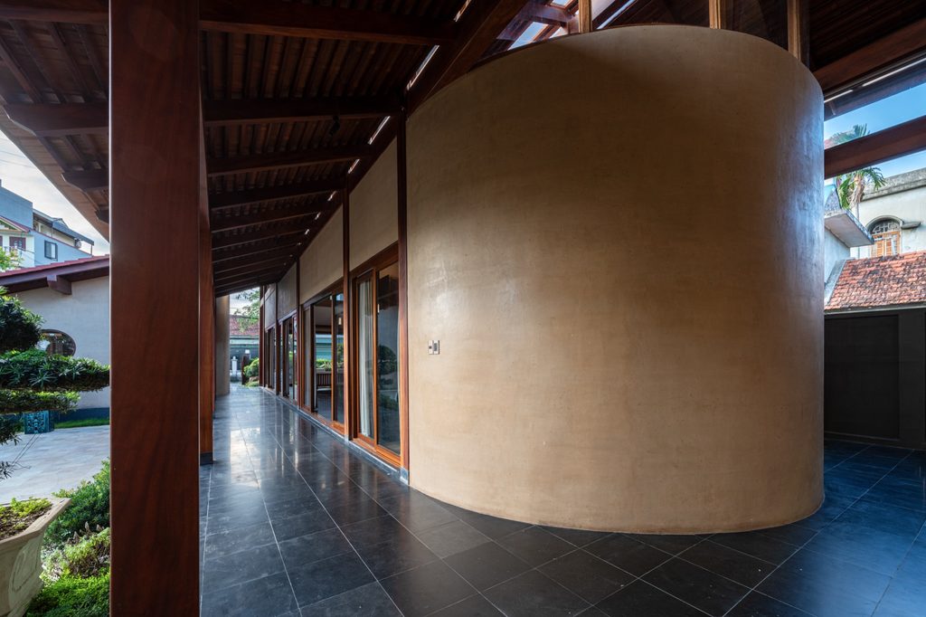 Curved earthen wall along the covered veranda